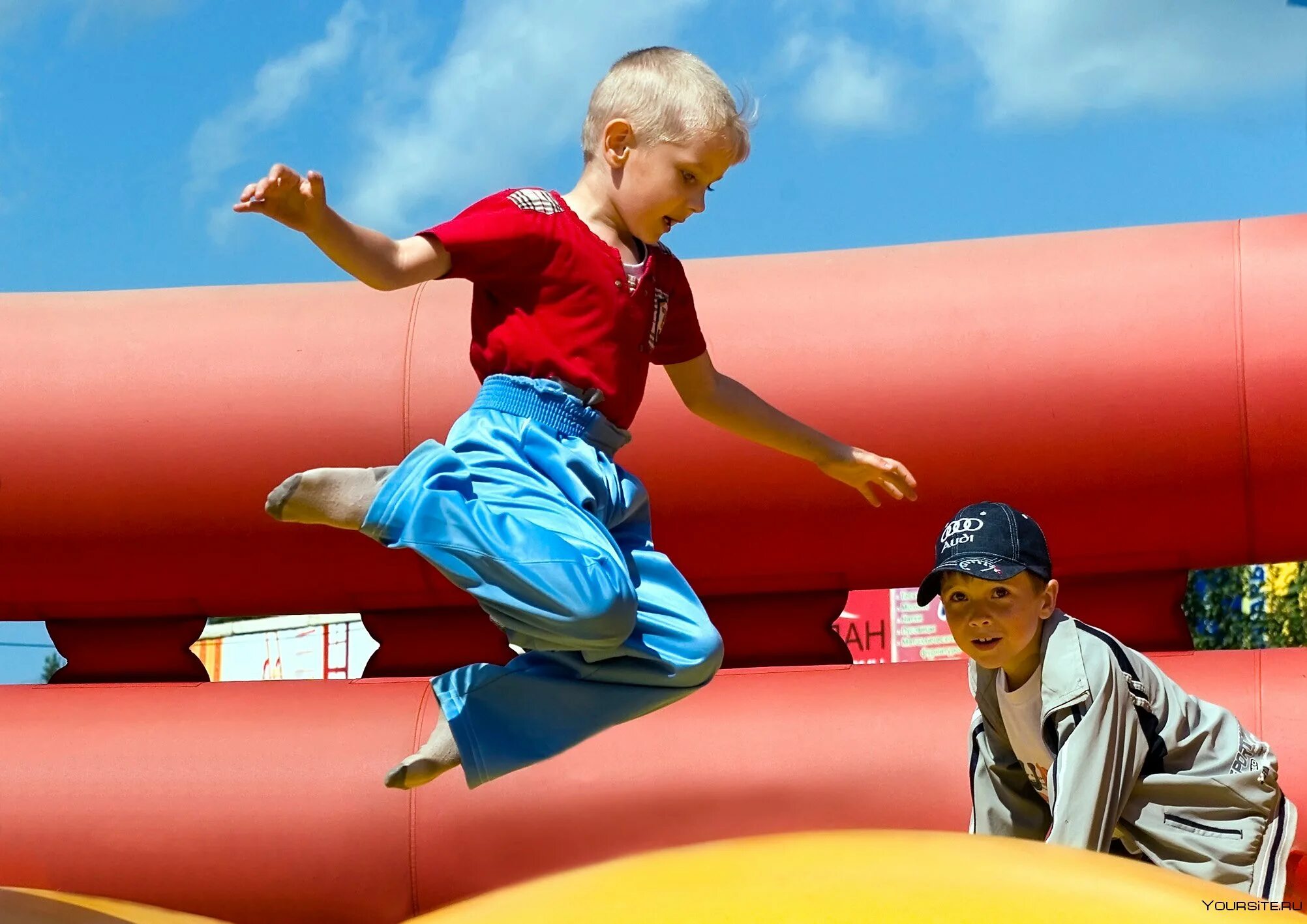 Легкая атлетика бег дети. Спортивные дети. На школьных соревнованиях дети прыгали. Прыжки на скакалке в школе. Соревнования на скакалке.