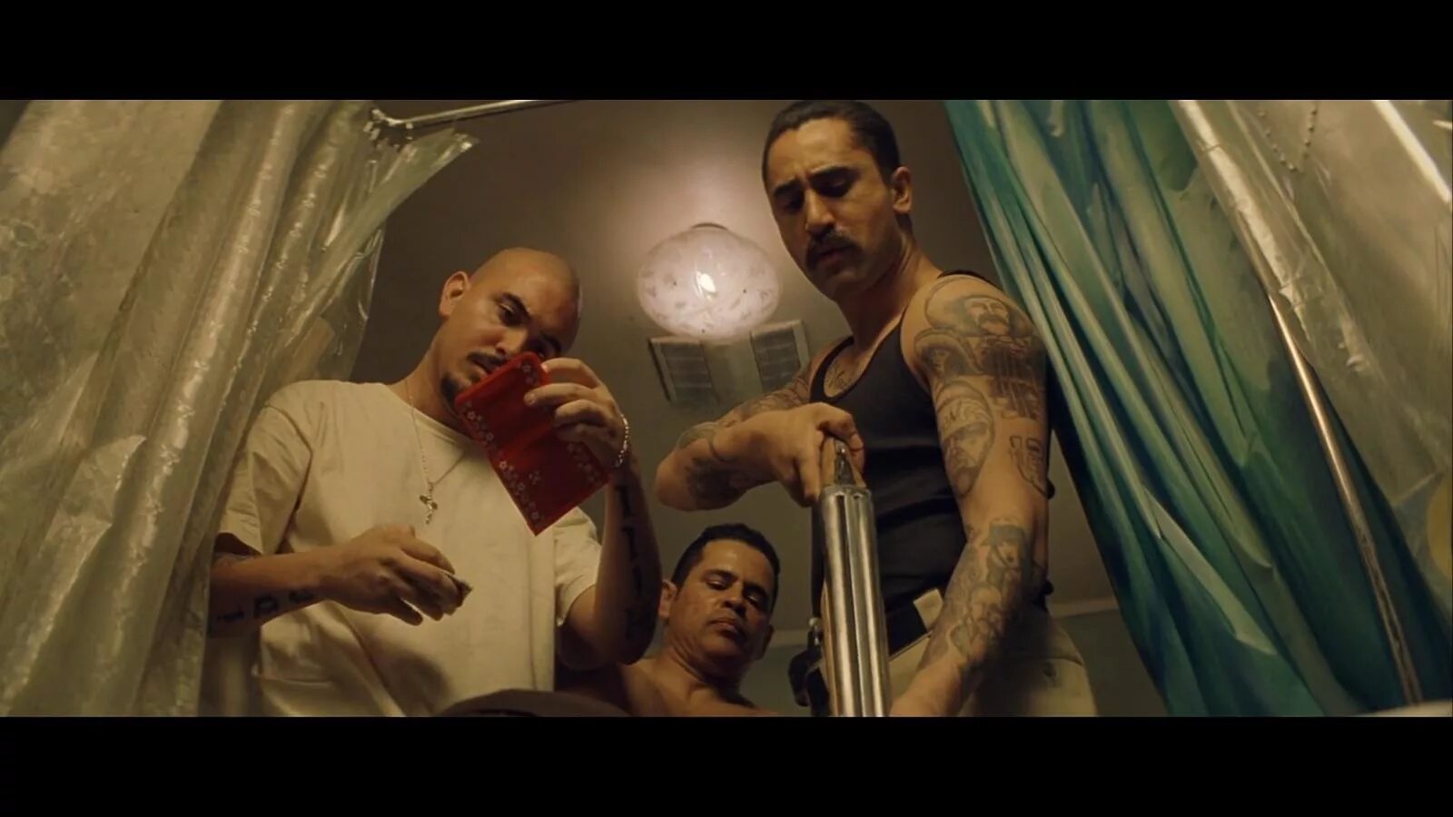 Дензел вашингтон 2001. Тренировочный день 2001. Тренировочный день татуировки. Дензел вашингтон тренировочный день. Тренировочный день фильм 2001.