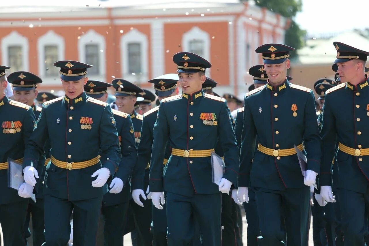 Парадная форма российских военнослужащих. Парадная форма офицеров вс РФ 2022. Выпуск офицеров ВМЕДА 2021. Можайка Академия форма парадная. Парадная форма офицеров ВКС РФ.