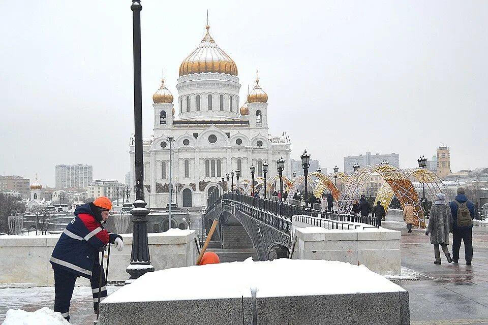 10 февраля 2015. Пешеходная зона от храма Христа Спасителя до Якиманской набережной. Москва 10 февраля. Фото Христа Спасителя во время дождя в Москве.