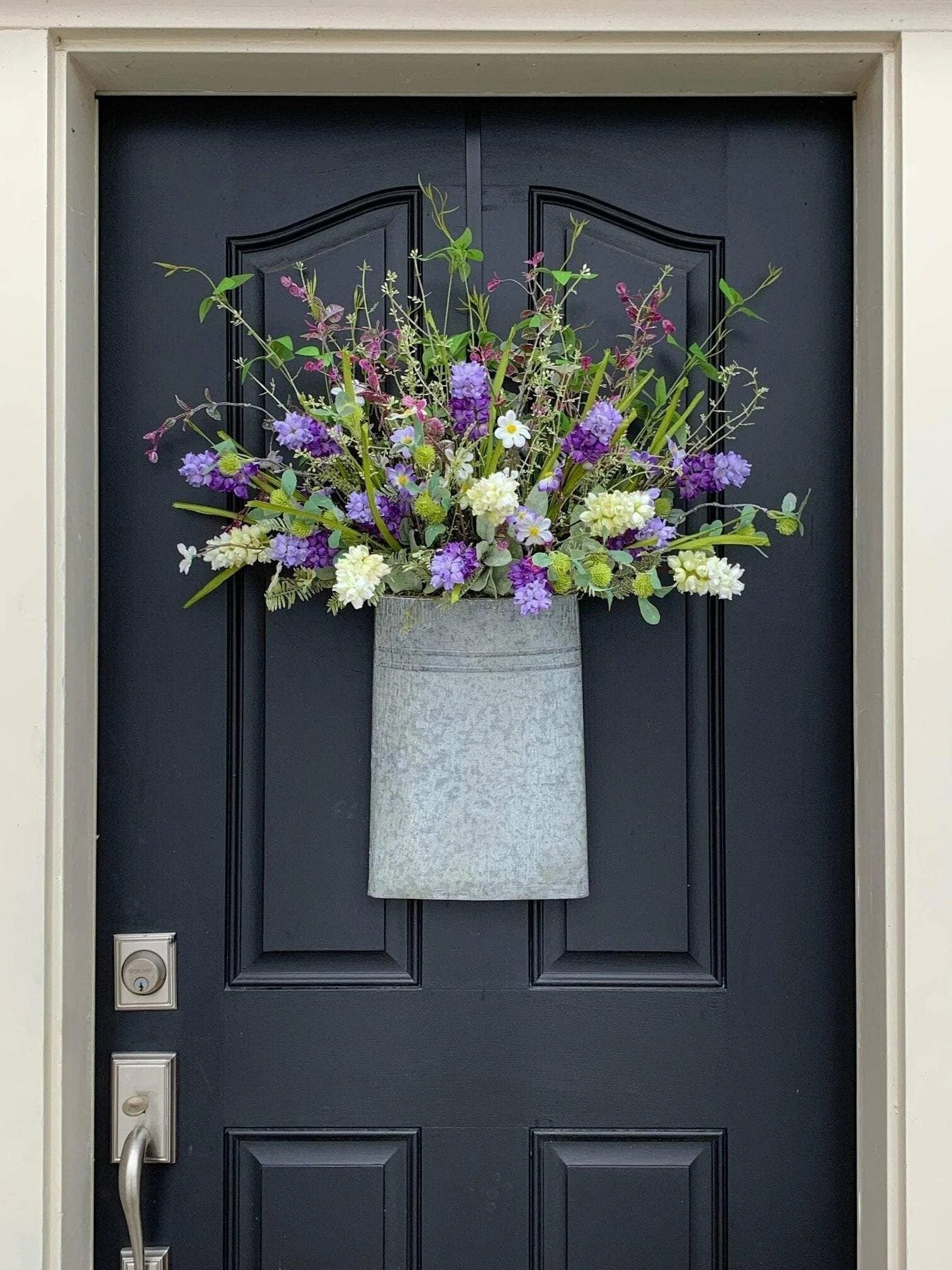 Цветы на двери. Дверь увитая плющом. Цветы на веранде. Цветы на двери. Бугенвиллия прованс.