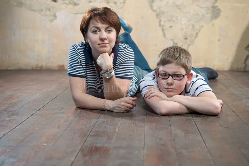 Толстая мать и сын видео. Подросток мальчик с мамой. Молодая женщина с сыном-подростком. Несовершеннолетний сын и мать.