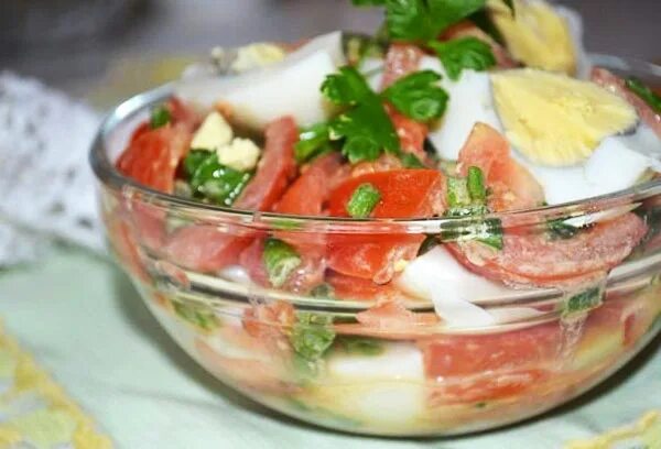 Салат из помидор и вареных яиц. Салат с помидорами и сыром. Овощной салат с перепелиными яйцами. Салат из помидоров с сыром. Салат из помидор и вареных яиц.