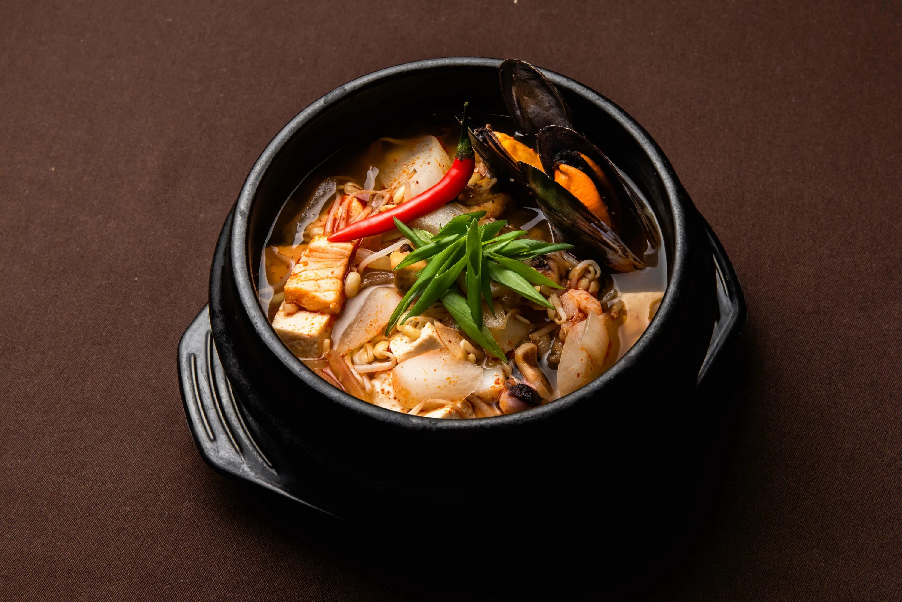 Корейский суп хемультан с морепродуктами. Корейский суп хемультан с морепродуктами. Суп хемультан с морепродуктами. Суп хемультан. Корейский суп хемультан.