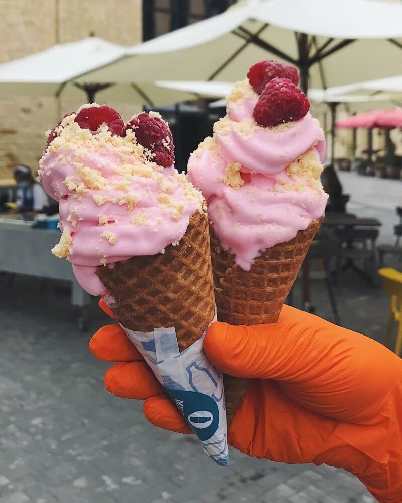 мороженое рожок. большое мороженое. красивое мороженое в рожке. айс крим мороженщик. красивое мороженое.