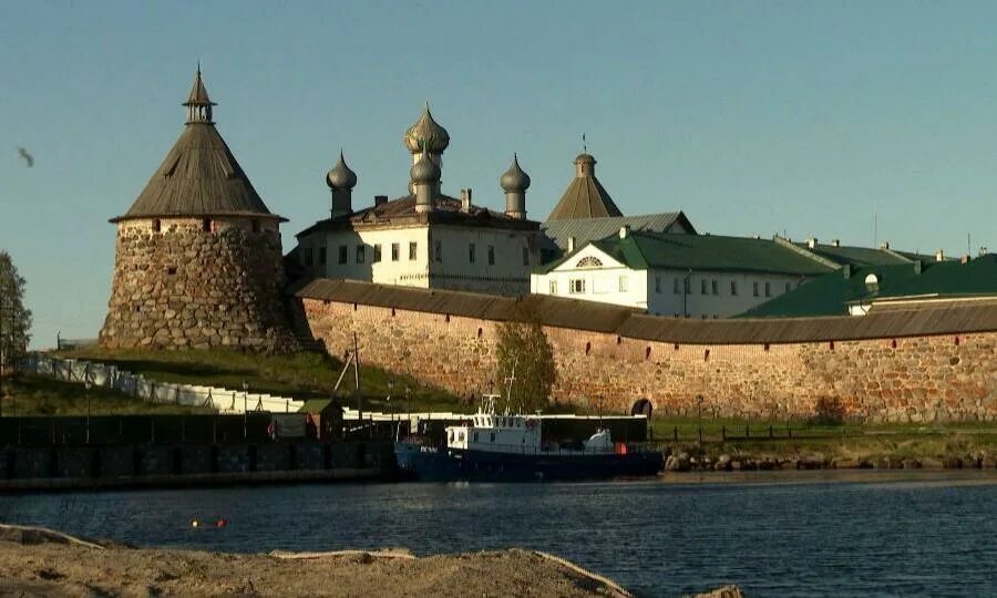 Архангельск достопримечательности Соловки. Соловецкий монастырь. Туристы на Соловецких островах. Теплоход на соловецкие острова