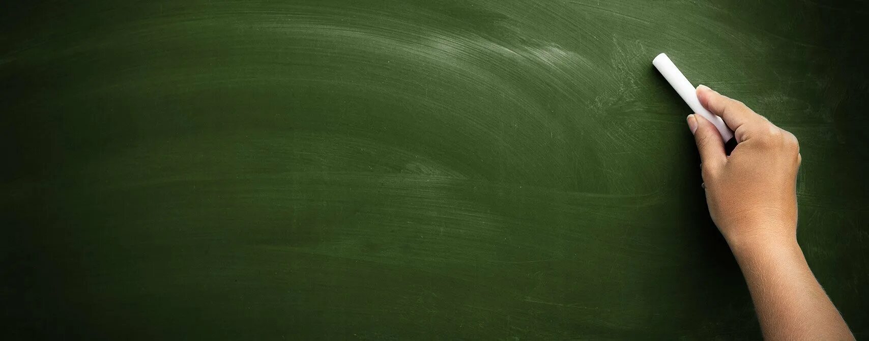 Доска школьная писать. Доска школьная писать. Школьник у доски. Рука с мелом. Рука с мелом школьная доска.