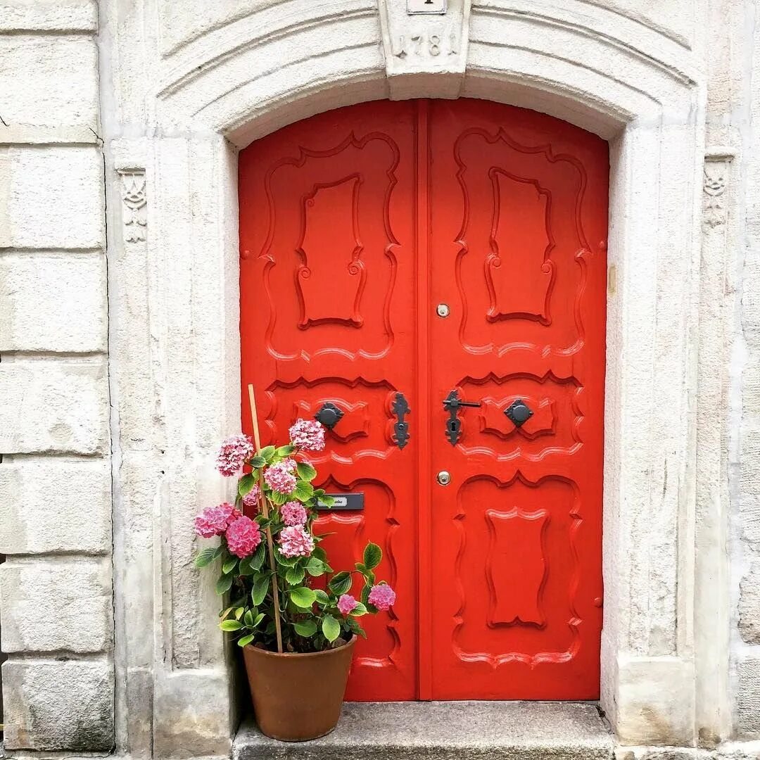 Красивые двери. Старинная дверь. Красивые старинные двери. Красная деревянная дверь. Как открыть красную дверь