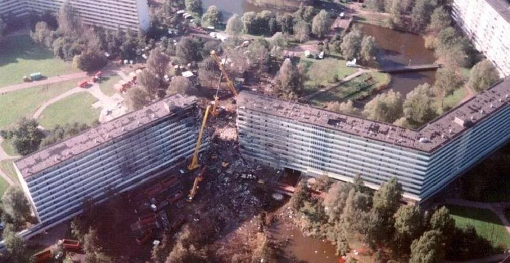5 октября 1992 года что случилось. Катастрофа Boeing 747 в Амстердаме. Катастрофа Боинг 747 в Амстердаме. Катастрофа 747 в Амстердаме. Боинг 747 врезался в жилой дом Амстердам.