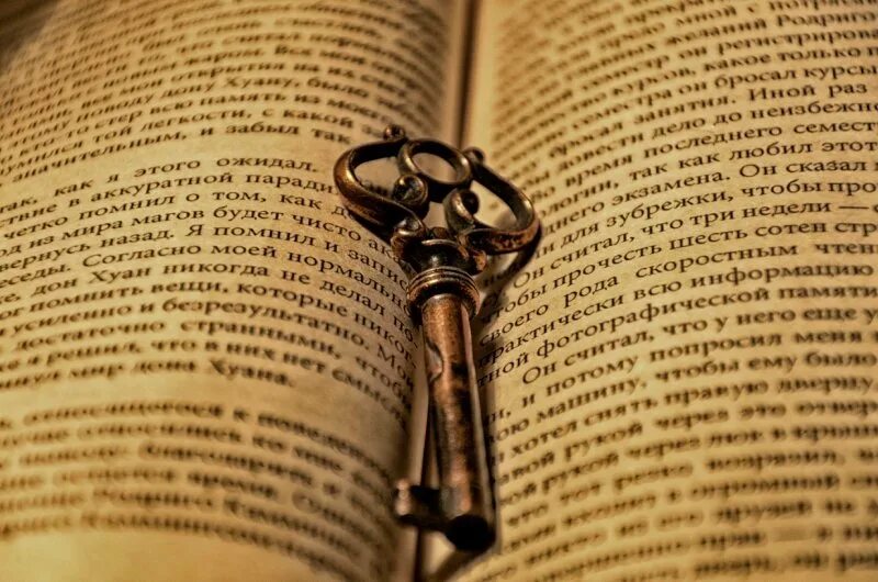 Секрет найти слово. Книга ключ. Книга ключ к знаниям. Старинная книга с ключом. Старая книга ключ.