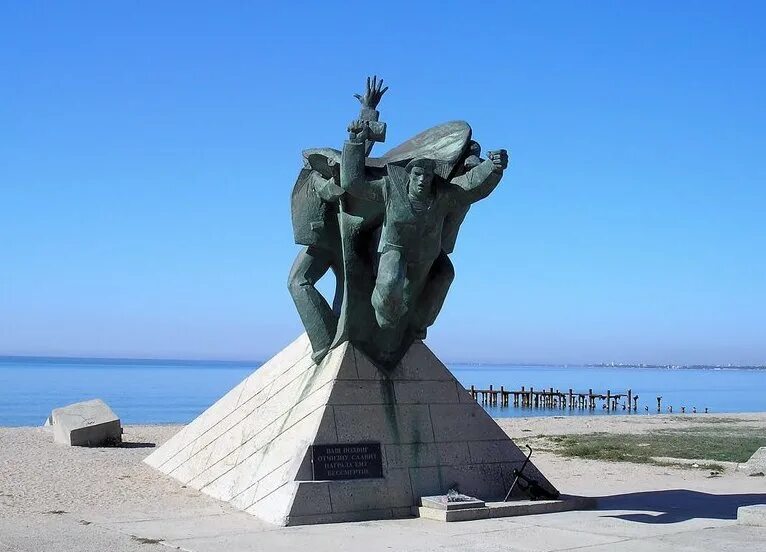 Памятник пионерам-героям (липецк). Евпатория город герой. Памятник морякам десантникам евпатория. Памятник высадки евпаторийского десанта. Евпатория город герой.