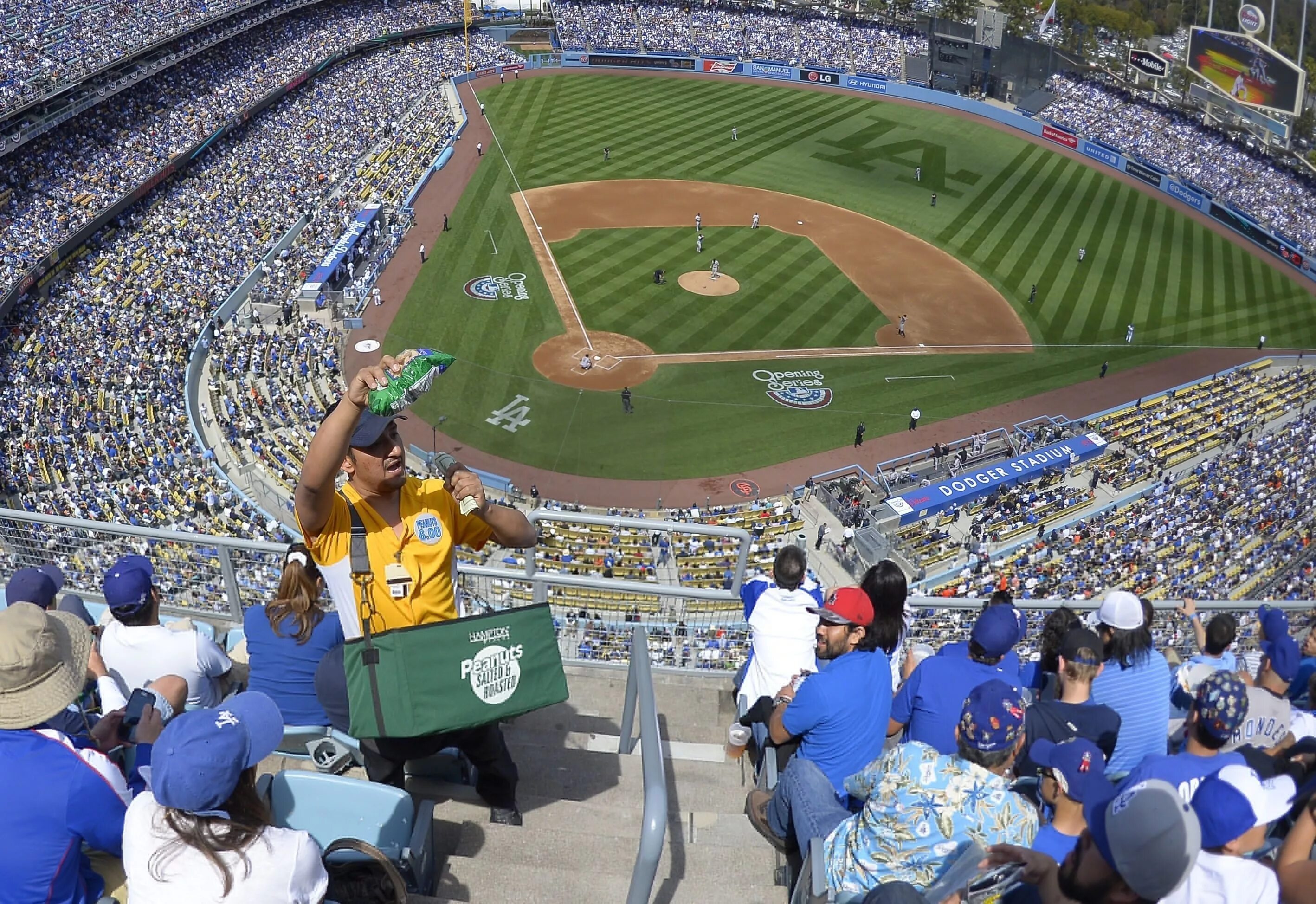 Los angeles dodgers. Стадион в Лос Анджелесе Dodgers. Доджер, бейсбольный стадион Лос-Анджелеса. Доджер, бейсбольный стадион Лос-Анджелеса Форсаж. Лос Анджелес Доджерс домашний стадион.