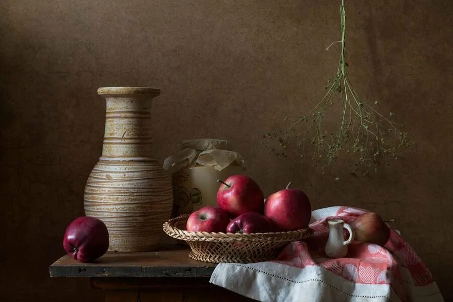 Натюрморт х. Кувшин натюрморт. жанровый натюрморт. фотонатюрморты с кувшином. натюрморт крынка и яблоко.