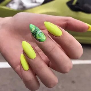 Яркие ногти миндаль короткие