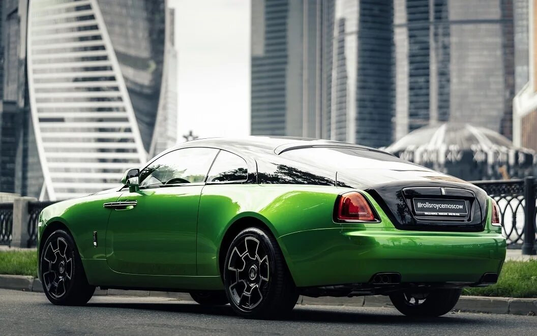 Включи представляют машины. Rolls Royce Wraith салатовый. Rolls Royce Wraith Москва. Роллс Ройс Wraith Green. Rolls Royce Wraith 2019.