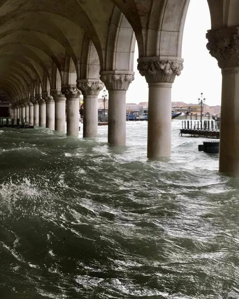 Арка в воде. Венеция. Наводнение Эстетика. Венецианская колонна. Затопленная Венеция.