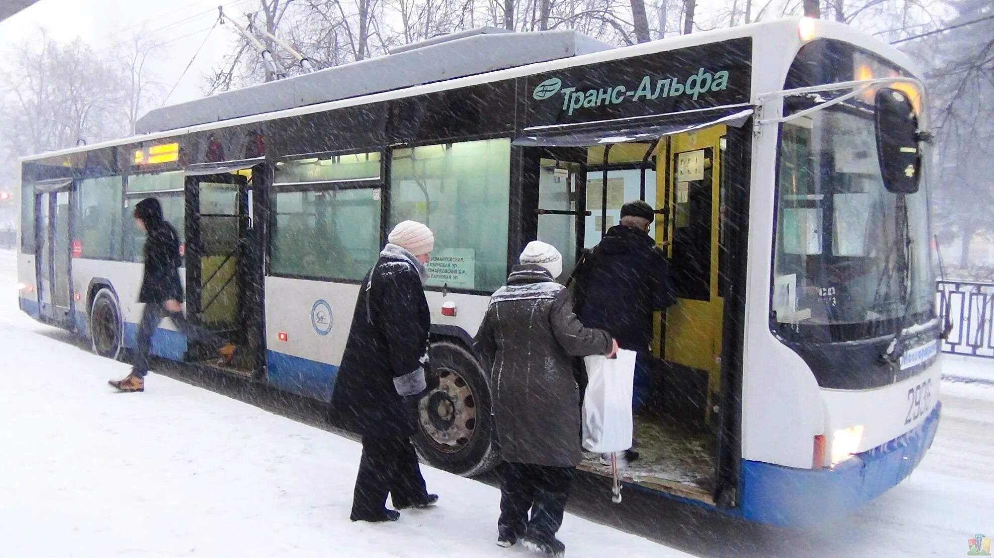 Пассажиры на остановке. Остановка общественного транспорта. Люди на остановке. Остановка автобуса зимой. Упал в стоящем автобусе