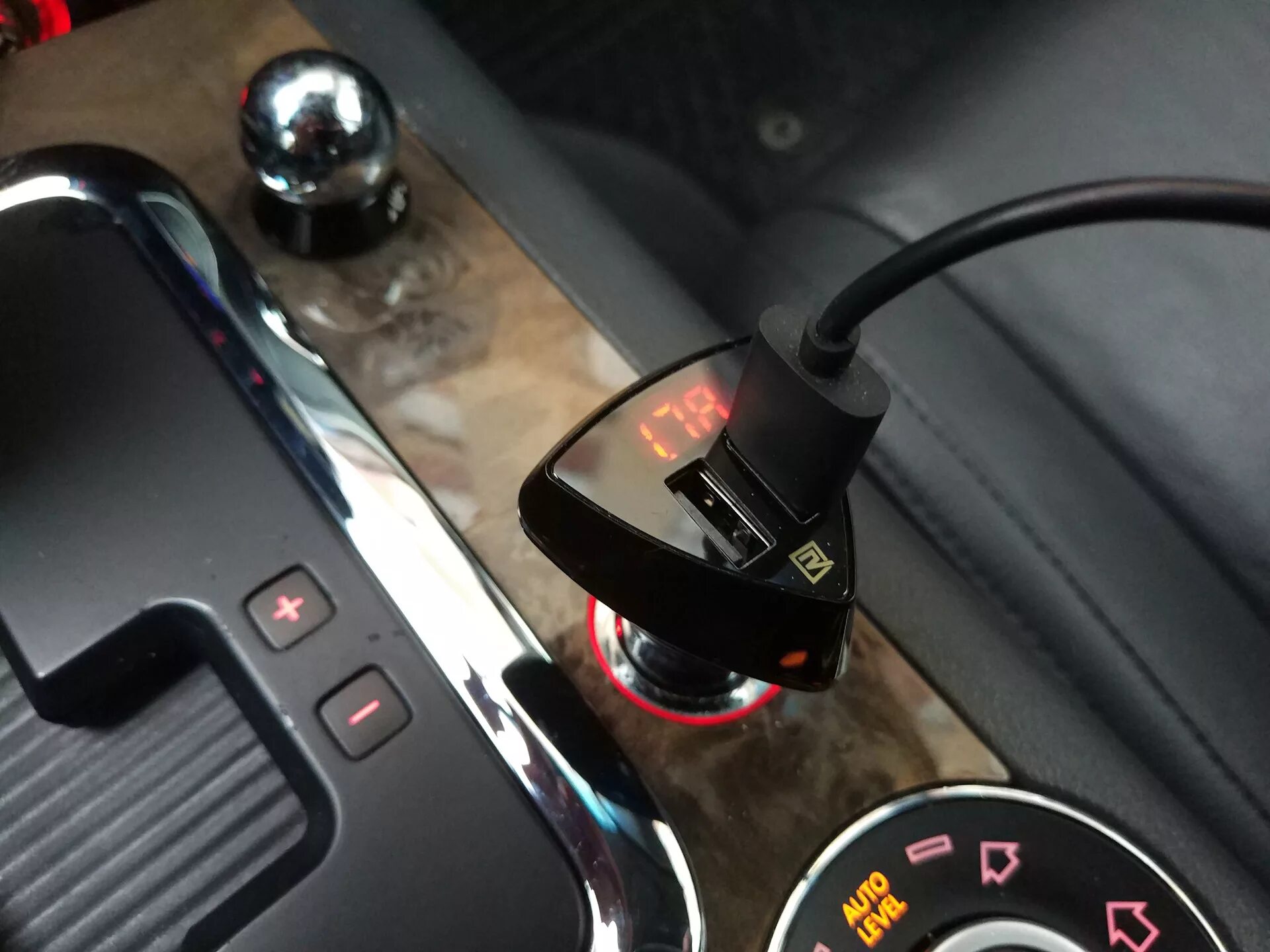 Зарядка 3 ампера. Автомобильная зарядка USB для Toyota rav4. Автомобильная зарядка на 3 Ампера. Зарядка для телефона на Митсубиси. Указатель, прибор, ампер, на, зарядник.