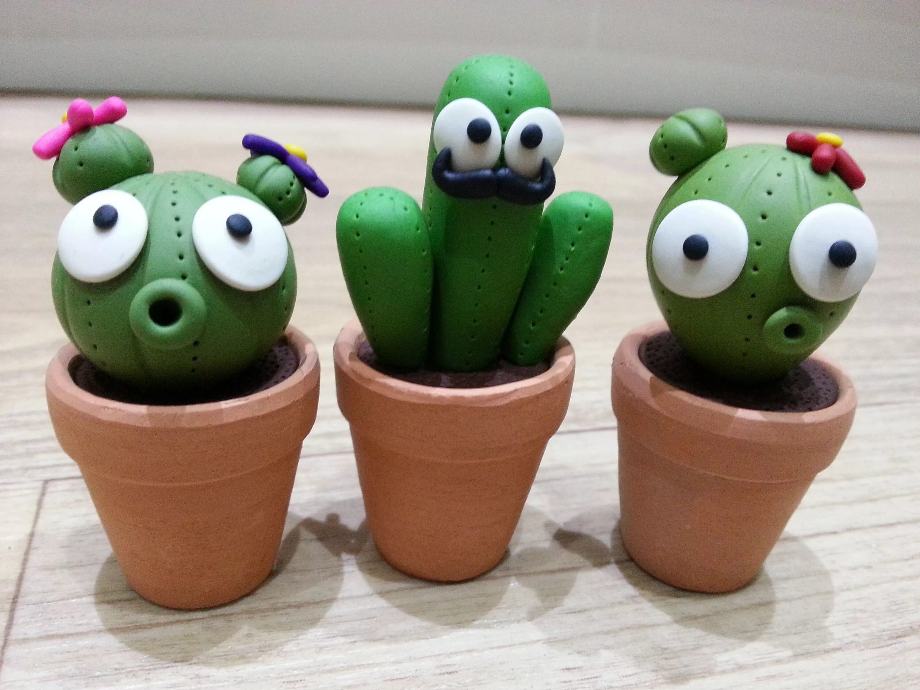 Красивые цветы из пластилина. Цветы в горшках из воздушного пластилина. Лепка подарок маме. Миниатюрные суккуленты. Лепить растения.