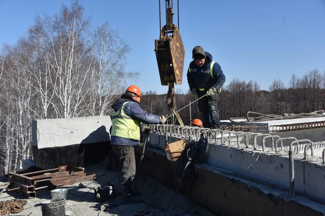 Монтаж. Стройка дороги. Масштабное строительство. Автомобильный мост.