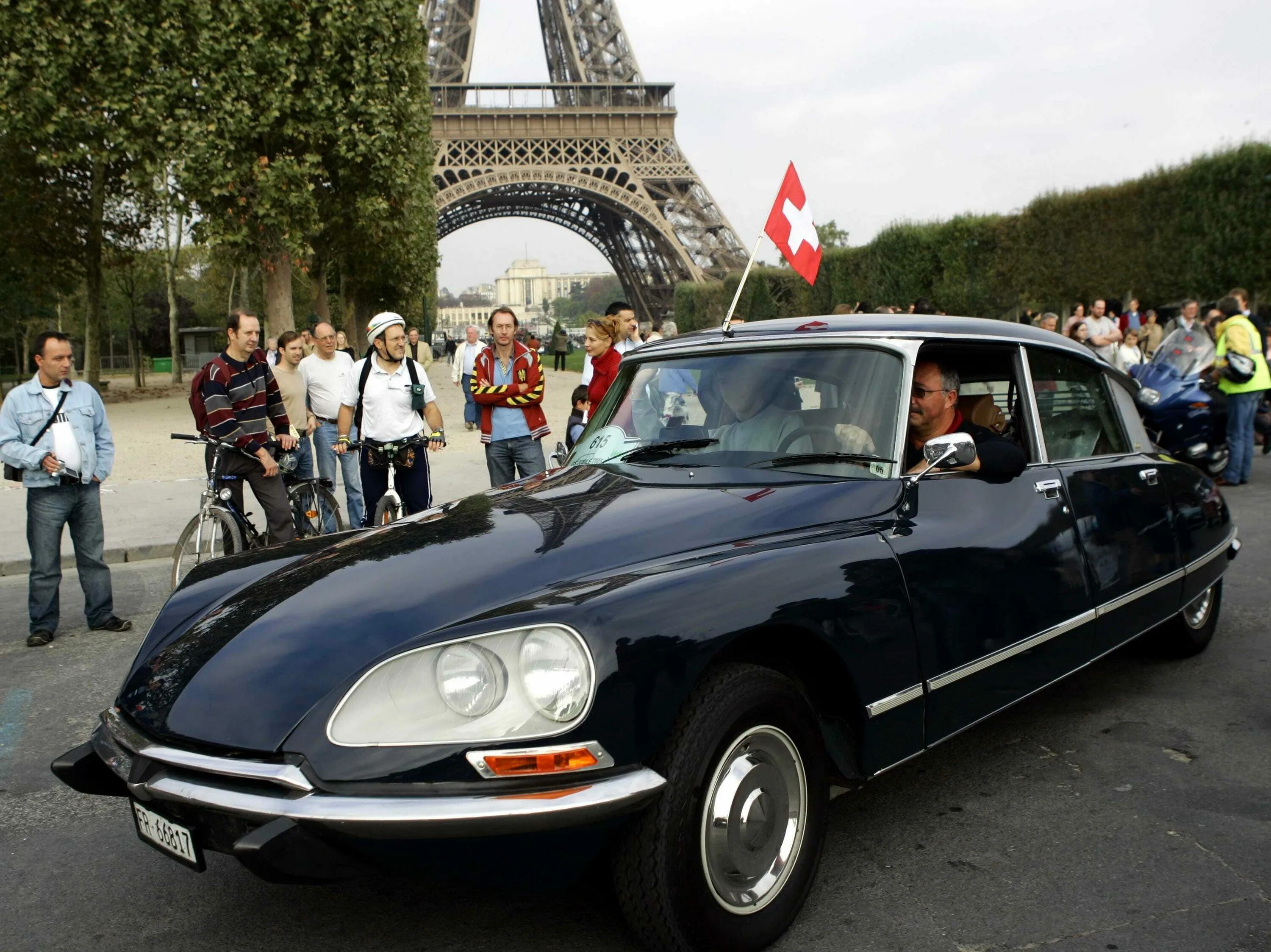 Француз авто. Citroen DS 1969. Ситроен президента. Ситроен президента Франции. Citroen c6 президента Франции.