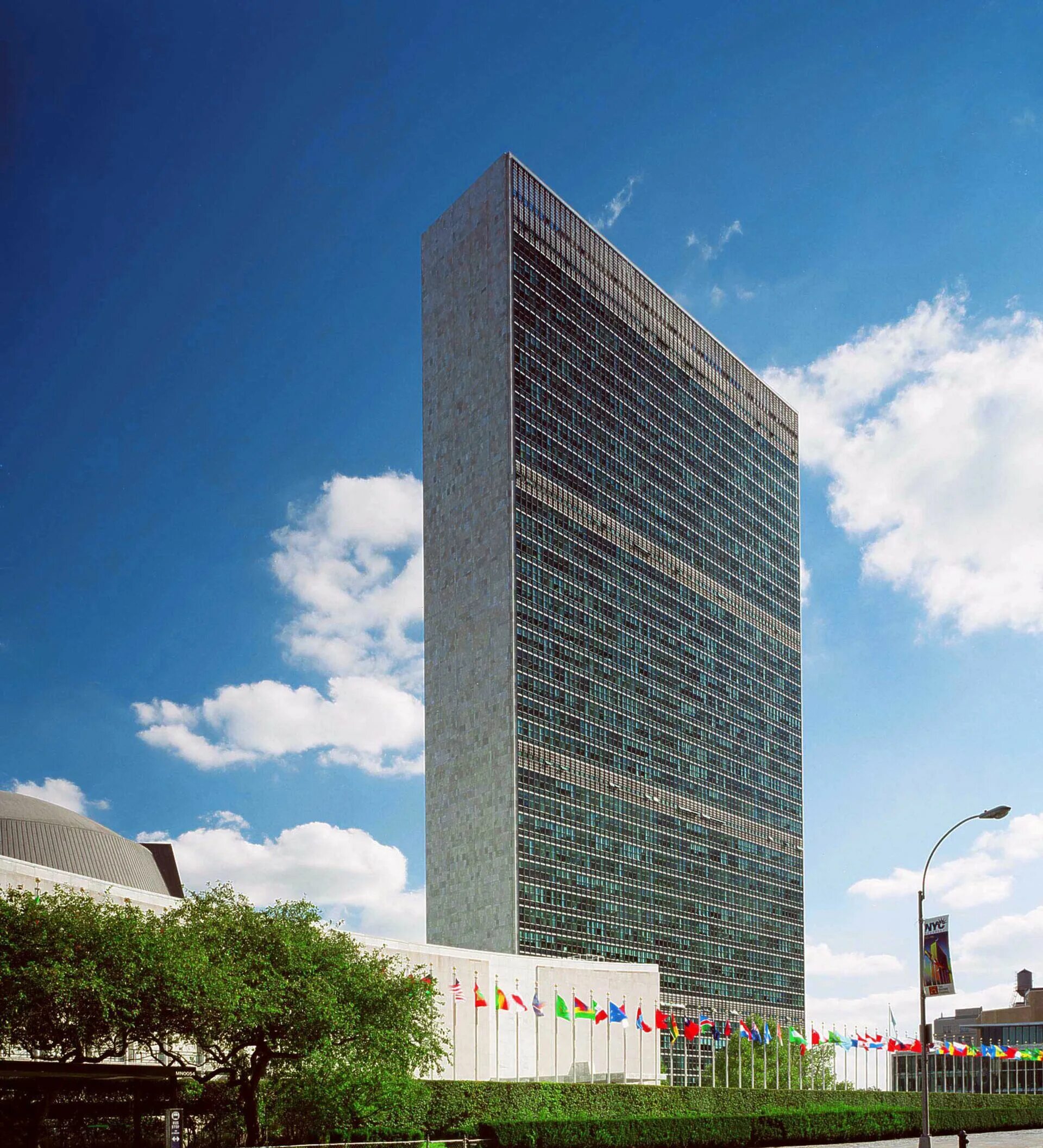 Дом оон. Здание ООН В Нью-Йорке. Здание штаб-квартиры ООН В Нью-Йорке. Здание штаб квартиры ООН. Штаб-квартира ООН Оскар Нимейер.
