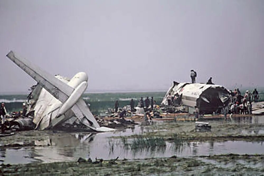 23 июня 1985. Катастрофа Boeing 727 в котону. Катастрофа Boeing 747 под Токио. Авиакатастрофа Боинг 727.