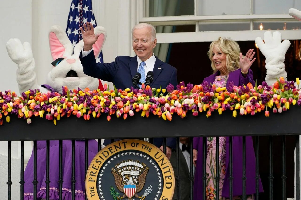White House Easter Egg Roll. Белый дом 2022. Джо и Джилл Байден в молодости. First Lady Biden. Байден пасха день трансгендеров