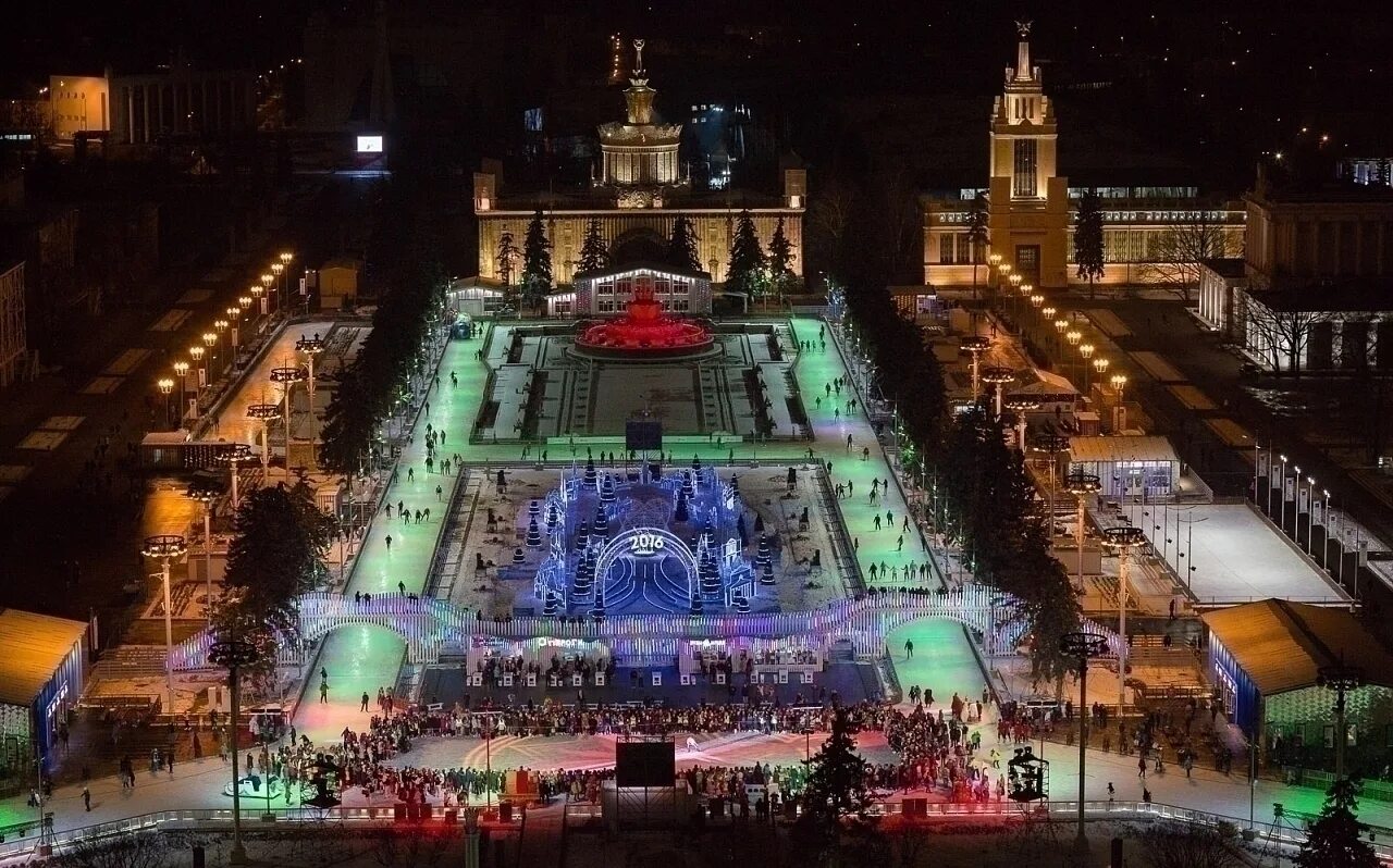 Где можно погулять в москве в марте. Каток ВДНХ, Москва. Каток ВДНХ. Московский каток на ВДНХ. ВДНХ зимой каток.