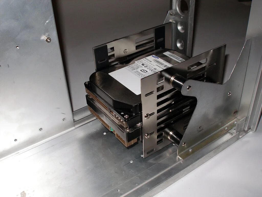 Как установить жесткий диск в корпус. Верхняя корэина для hdd в компьютерный корпуса antec 182. корзина hdd deepcool. case 4 hdd в системник. корпус на 10 hdd.
