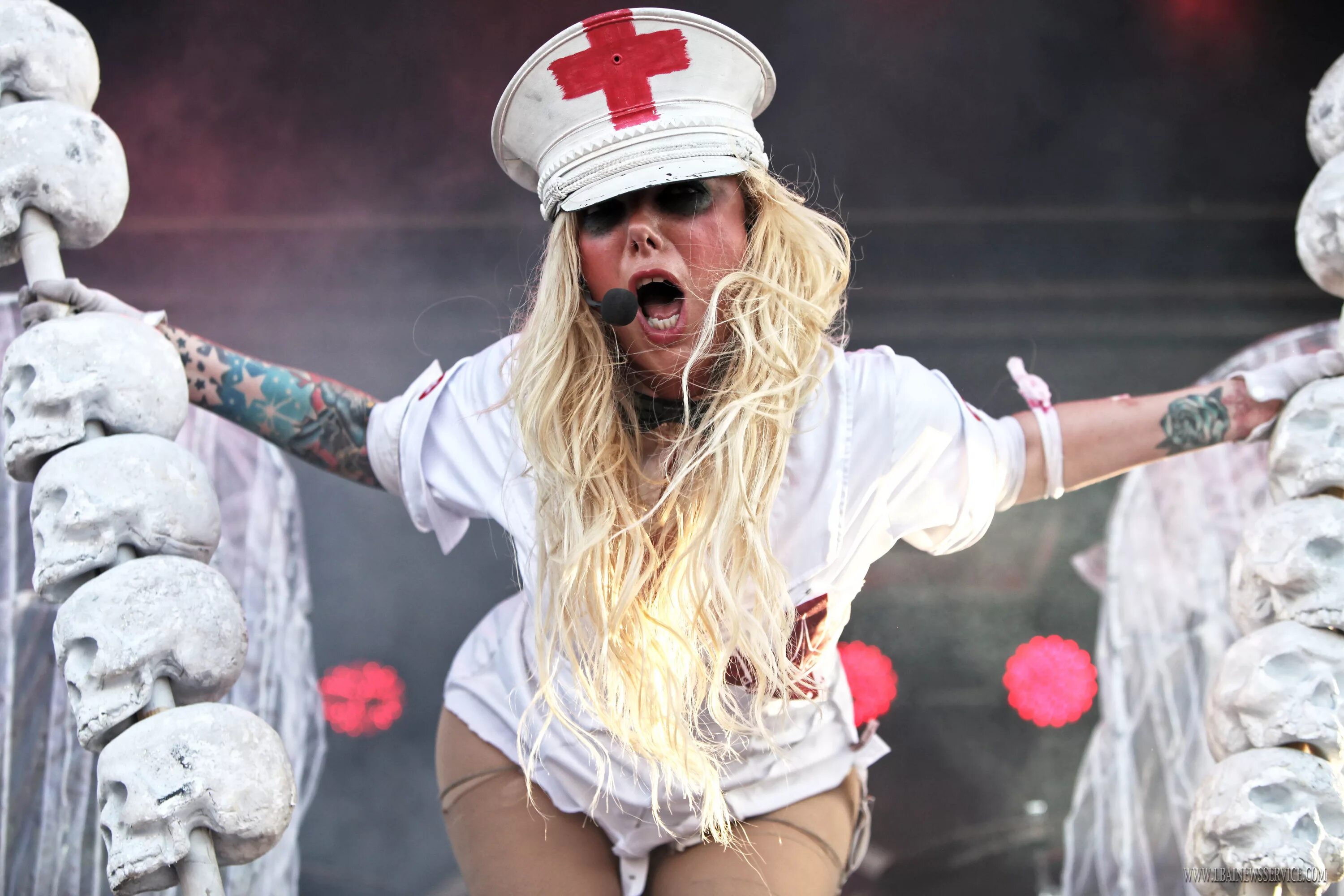 This out. Мария Бринк. Мария Бринк группа. Мария Бринк Blood. Группа in this moment.