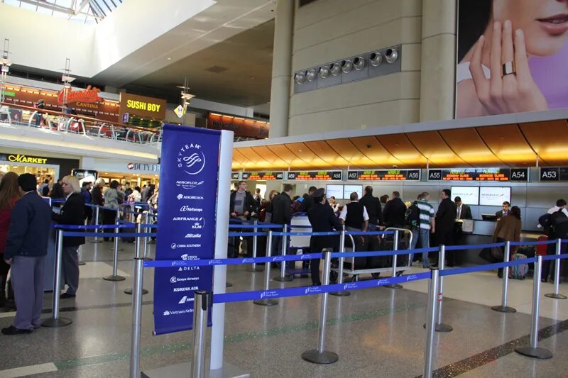 В аэропорт за час до вылета. Аэропорт внуково досмотр багажа. Пассажиры в аэропорту. За сколько времени нужно приезжать в аэропорт. Eurowings официальный сайт.