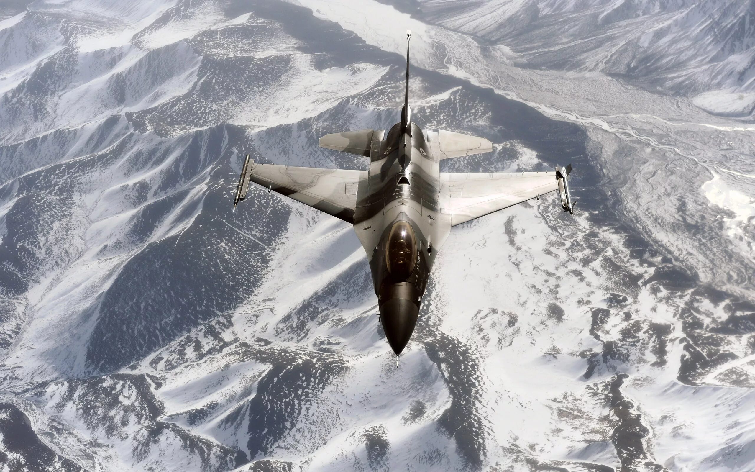 Истребитель низко. F16 истребитель. F-16 Aggressor. F-16 Fighting Falcon. F16.