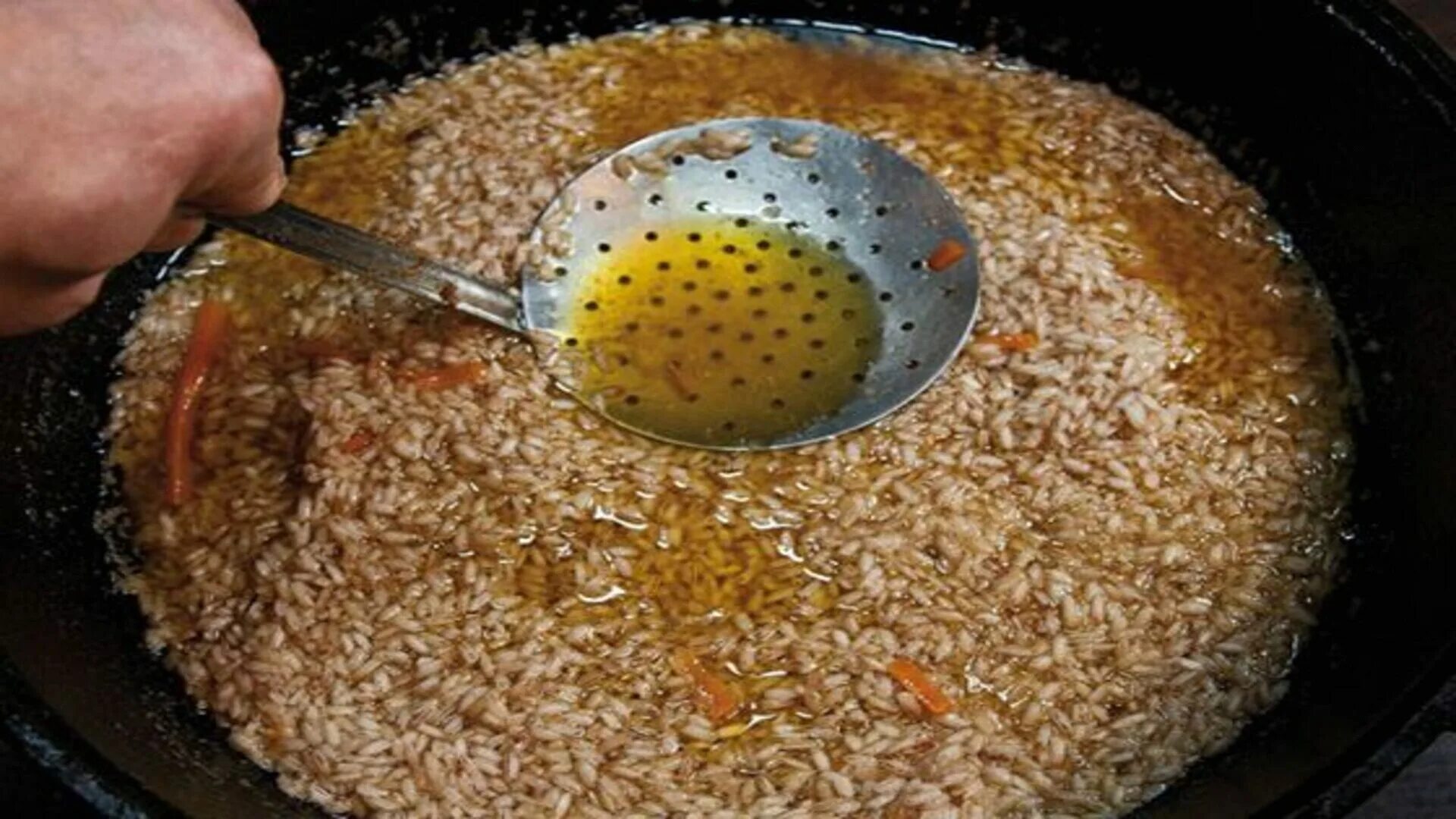 Сколько масла на кг плова. Рис для плова узбекский. Плов на килограмм риса. Ингредиенты для узбекского плова в казане. Узбекский плов Ингредиенты.