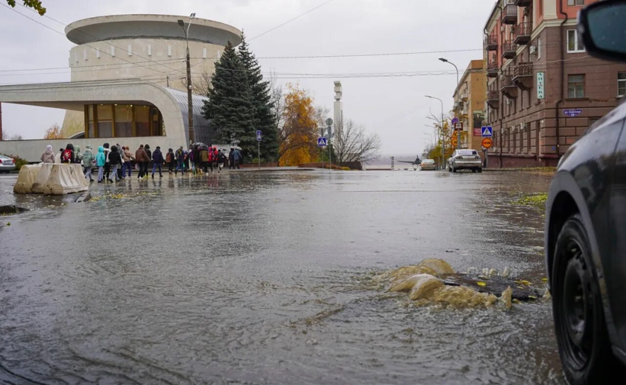 Потоки воды неслись. Город заливает водой. Канализационный коллапс в Волгограде. Концессии водоснабжения Волгоград блокнот Волгоград. Прорыв коллектора Волгоград 2022 года.