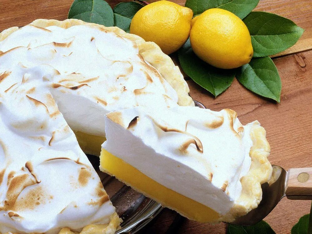 безе из желтков рецепт. безе с сахарной пудрой. крем из яичного желтка и сахара. банановый муссовый торт. десерт только из желтков.