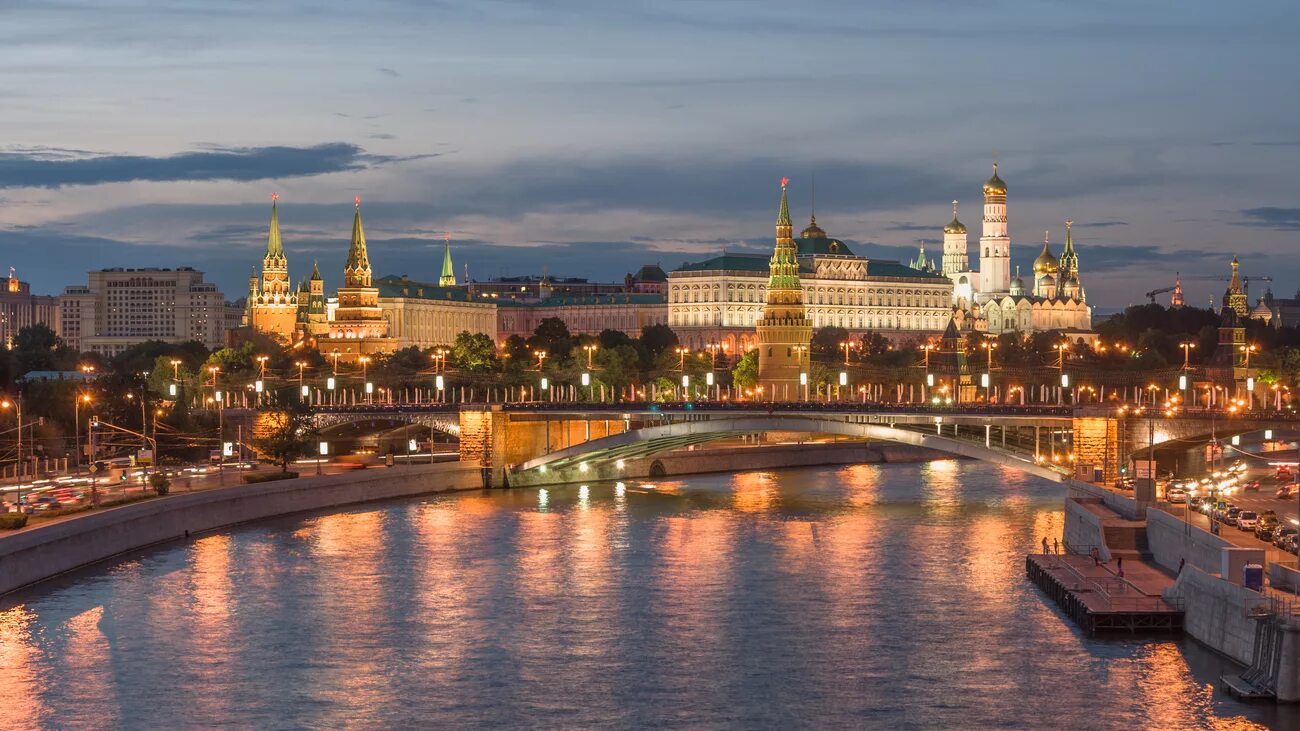 Вид на кремль с патриаршего моста. Ночной кремль. Панорама москвы. Московский бесплатное видео. Москва.