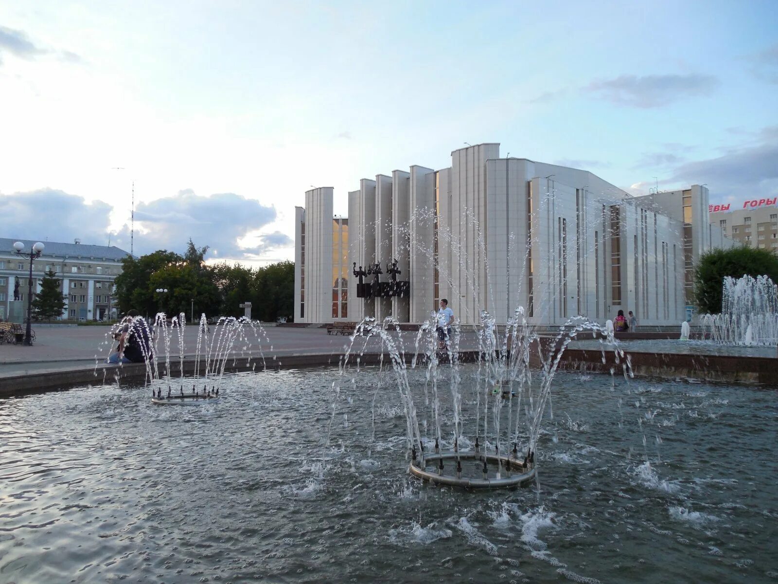 Филармония Курган. Фонтан филармония Курган. Столица города Кургана. Троицкая площадь Курган.