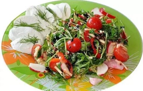 Салат с редиской и помидорами