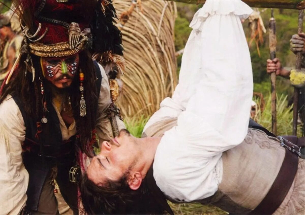 джек воробей на краю света. джек воробей с подзорной трубой. пираты карибского моря сундук мертвеца фильм боцман. уилл тернер. пираты карибского моря джек и уилл.