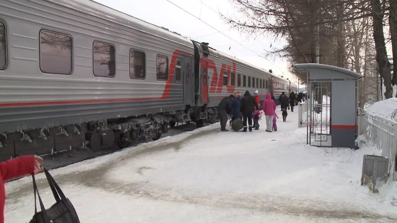 Поезд оленегорск мурманск. Оленегорск поезд. Поезд Мурманск Кировск. Кировск поезд.