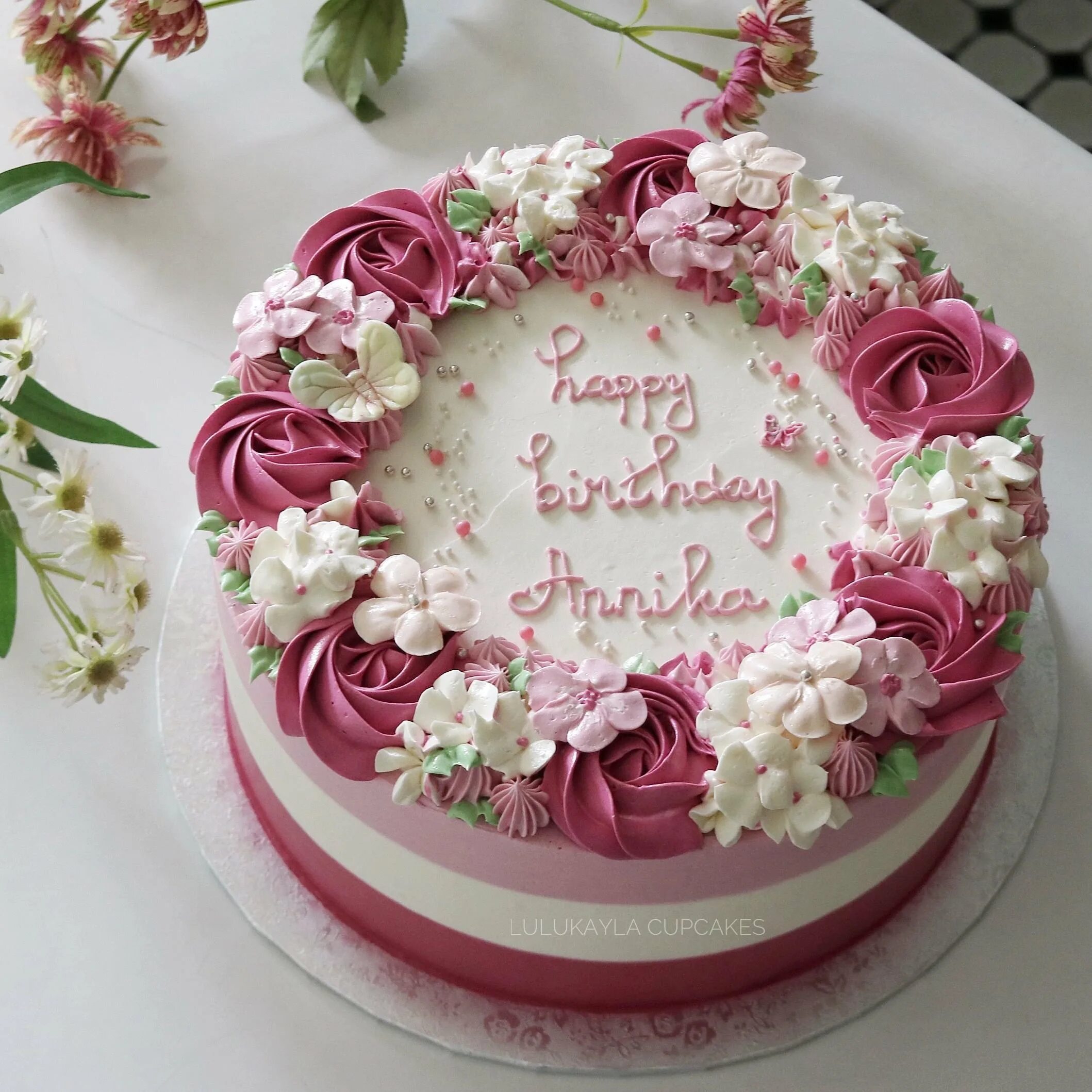 Торт кремовый. Красивые тортики на день рождения. Торт на день рождения женщине. Красивые кремовые торты. Красивый круглый торт