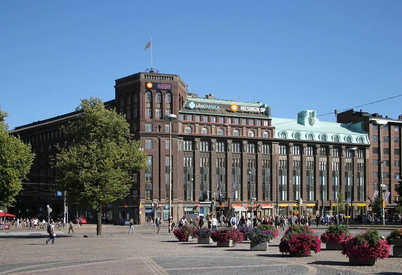 Хельсинки март. Привокзальная площадь Хельсинки. Railway Square Хельсинки. Президентский дворец Хельсинки. Мэрия Хельсинки.