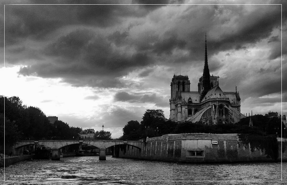 Кагуляры фильм. Тени над нотр. Тени нотр дам 1966. Тени над нотр дам. Тени над нотр.