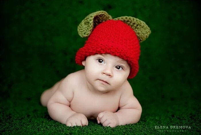 четкий малыш. маленькие дети в спортивных костюмах. модные мальчики. маленький ребенок в адидасе.