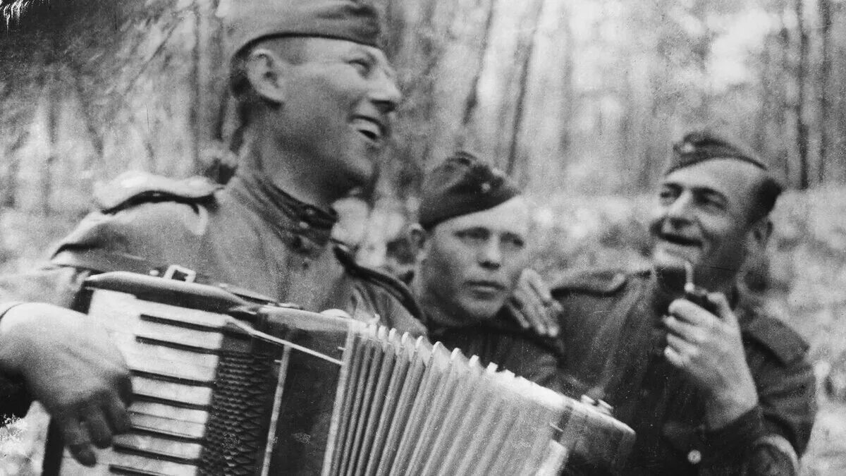 Пой гармошка пой гитара. Гармонь Великой Отечественной войны 1941-1945. «В прифронтовом лесу» (1942). "Играй Тальяночка" (на солнечной поляночке),.