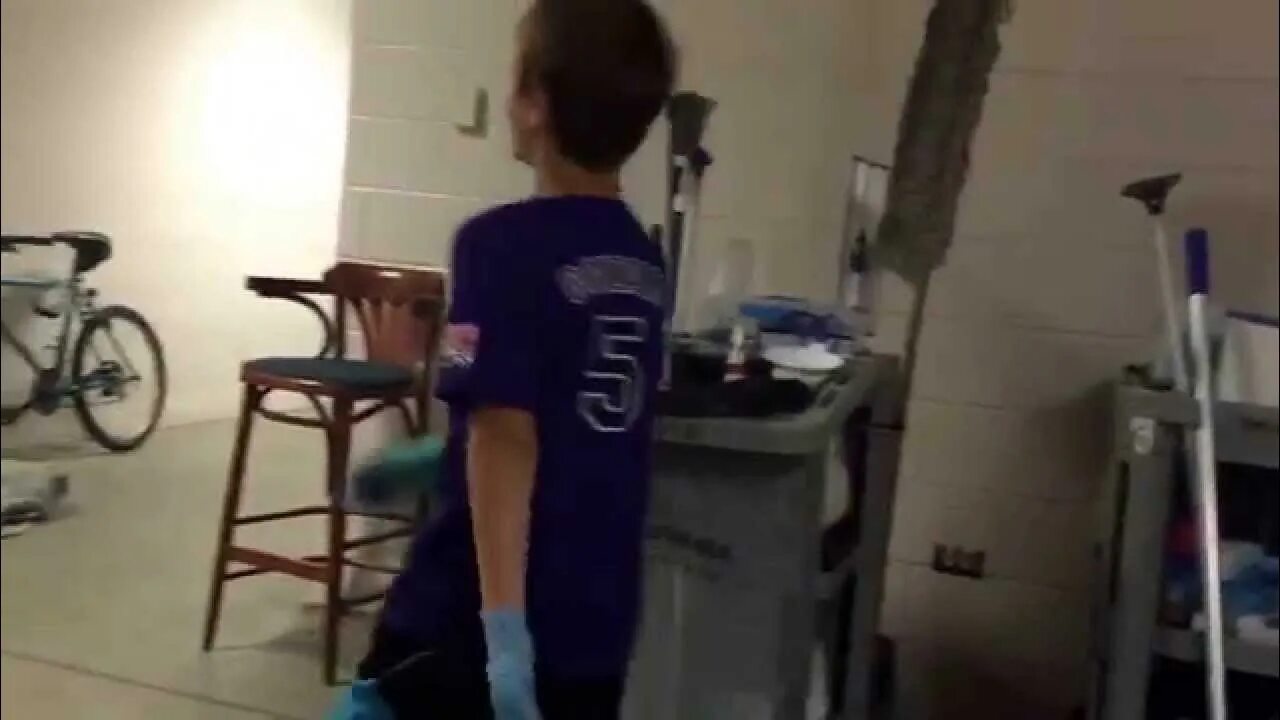 Fart boy. Мальчик fart. Boy in street cartoon. Farting boy king. Фартинг кид.