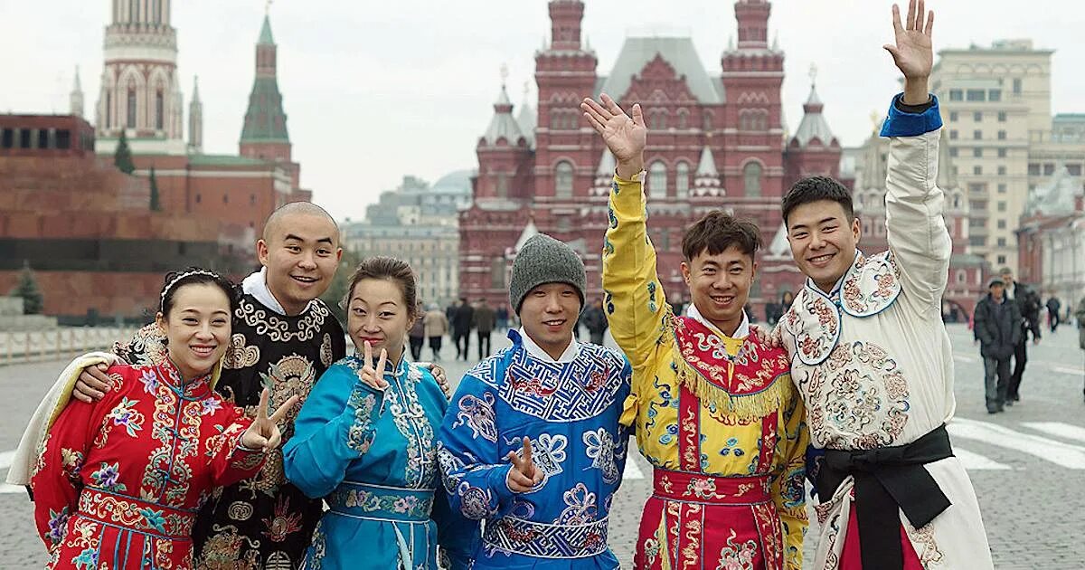 Иностранный россия. Китайцы и русские. Китайский туризм. Русские туристы в Китае. Китайцы с русскими.