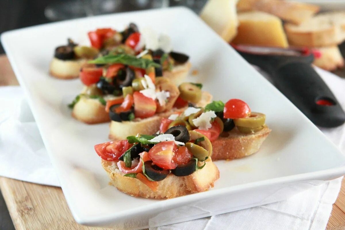 Брускетта из оливок. Bruschetta оливки. Брускетта с лососем и оливками. Брускетта с маслинами. Брускетты с маслинами.