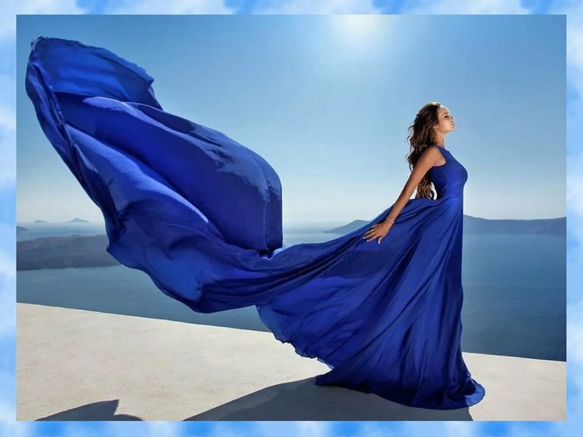 Развевающееся платье. Девушка в развевающемся платье. Ткань развивается на ветру. Яркое летящее платье. На берегу в синем платье слушать